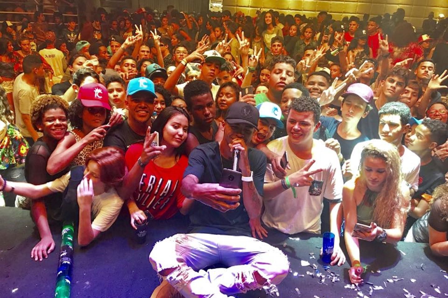 O DJ Rennan da Penha faz uma selfie com alguns dos seus milhares de seguidores. Foto Divulgação