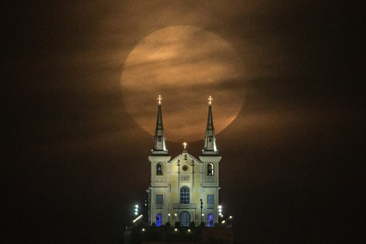 A lua brilhando sobre a tradicional Igreja da Penha, um dos símbolos do subúrbio carioca. Foto Yoshuyoshi Chiba/AFP