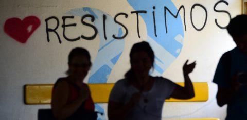 Com os salários atrasados, alguns docentes e técnicos não têm dinheiro sequer para arcar com o custo das passagens de ônibus, trem ou metrô. Foto Tasso Marcelo/AFP