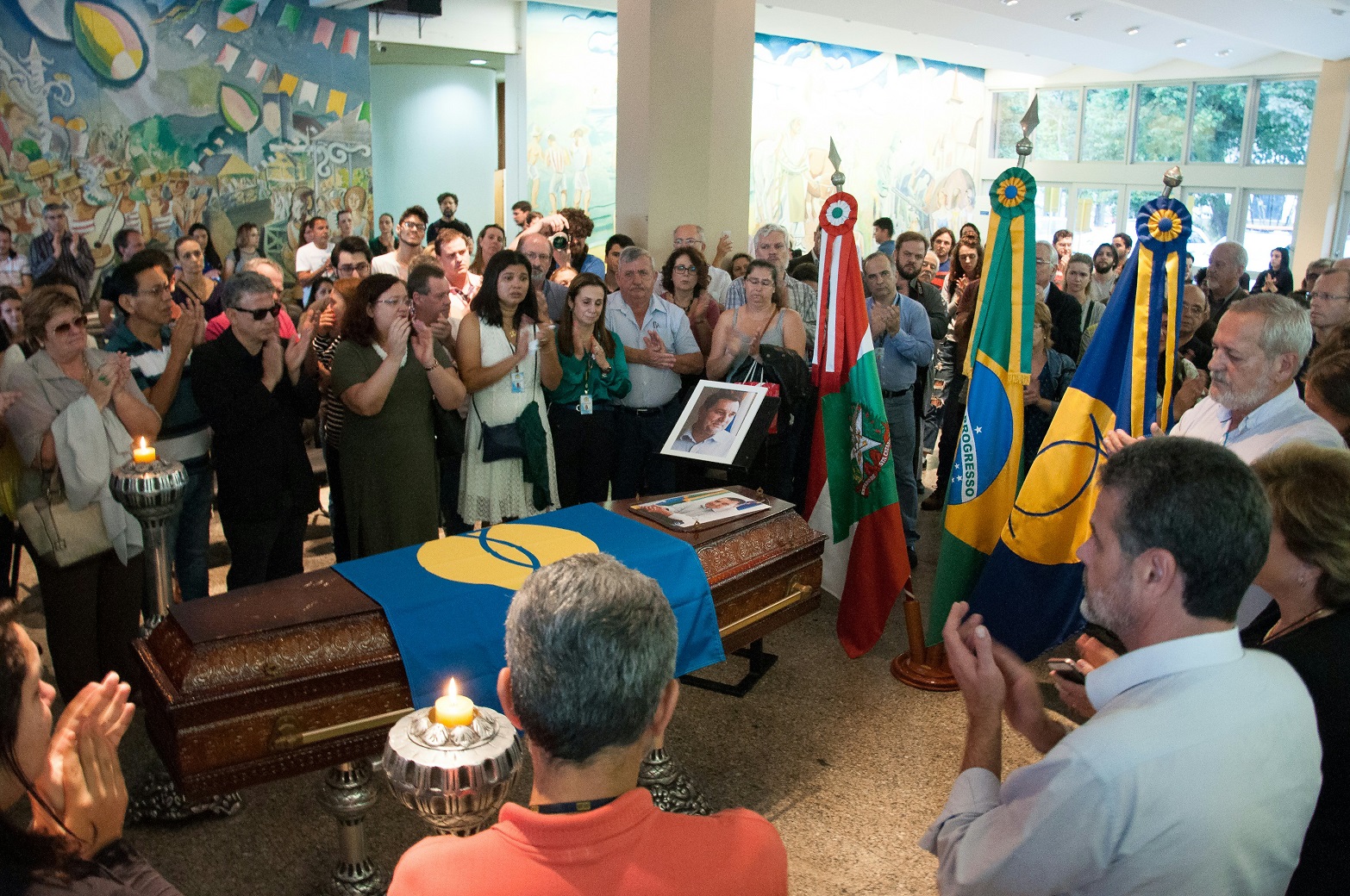 Alunos, amigos e parentes no velório do reitor da Universidade Federal de Santa Catarina (UFSC), Luiz Carlos Cancellier. Foto UFSC