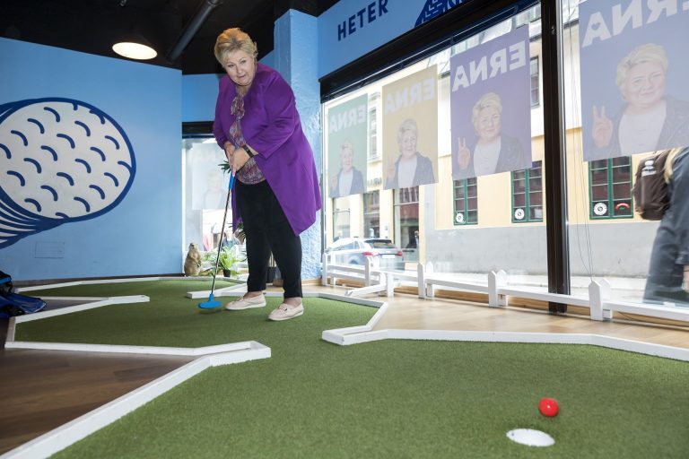 A primeira-ministra da Noruega, Erna Solberg , tenta acertar o buraco numa partida de minigolfe em Oslo. Foto Cornelius Poppe / NTB