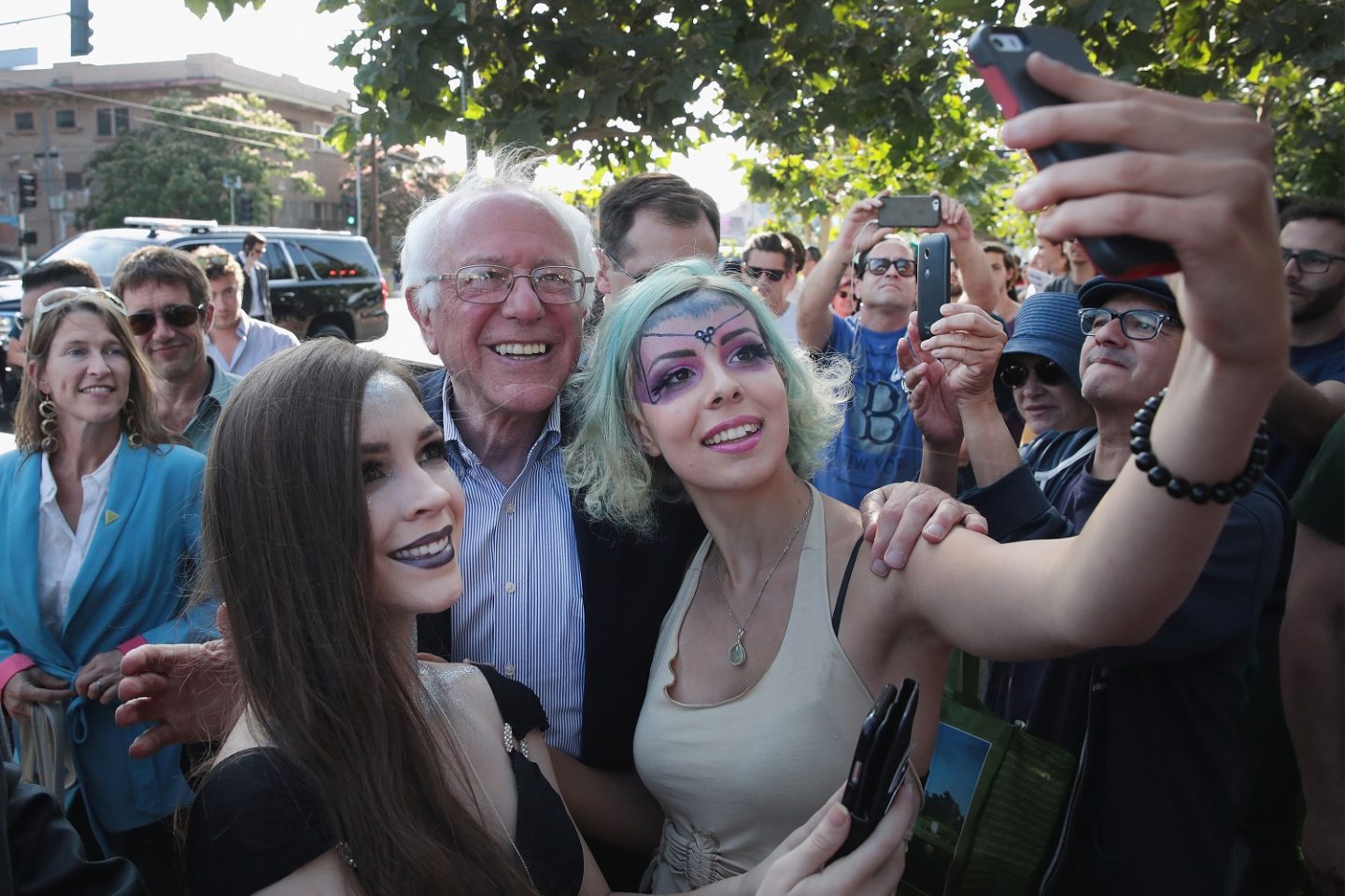 O democrata Bernie Sanders em um dos muitos selfies que fez na campanha de 2016. Foto Scott Olson/Getty Images/AFP