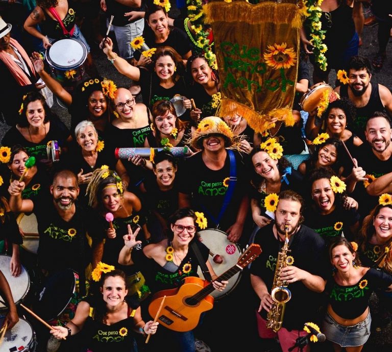 O pessoal do bloco "Que pena, amor", criado em homenagem à banda Raça Negra. Foto Leo Nakamura
