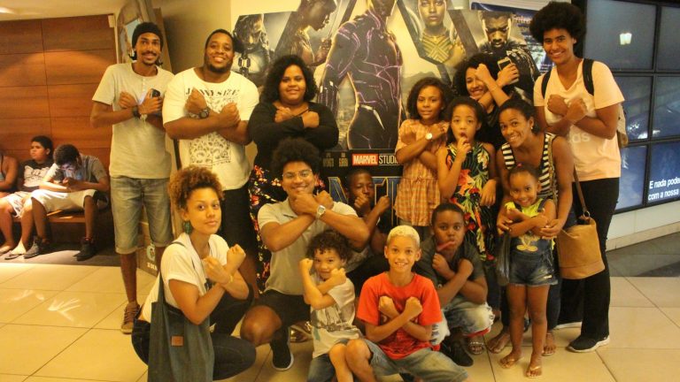 Depois do susto, crianças vibraram com o filme sobre o herói africano (Foto Leonne Gabriel)