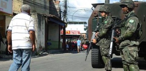 O Exército na Maré, em 2014: ação só levou medo à favela. Foto de Fernando Frazão (Agência Brasil)