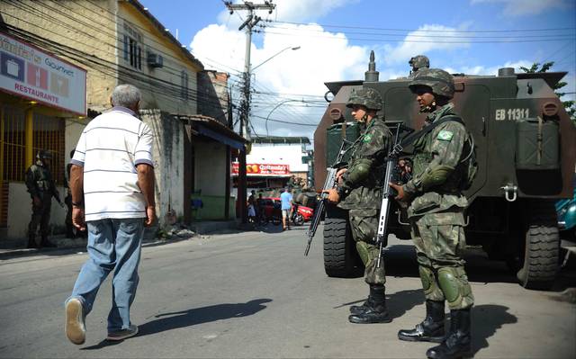 Foto de Fernando Frazão (Agência Brasil) O Exército na Maré, em 2014: ação só levou medo à favela. Foto de Fernando Frazão (Agência Brasil)