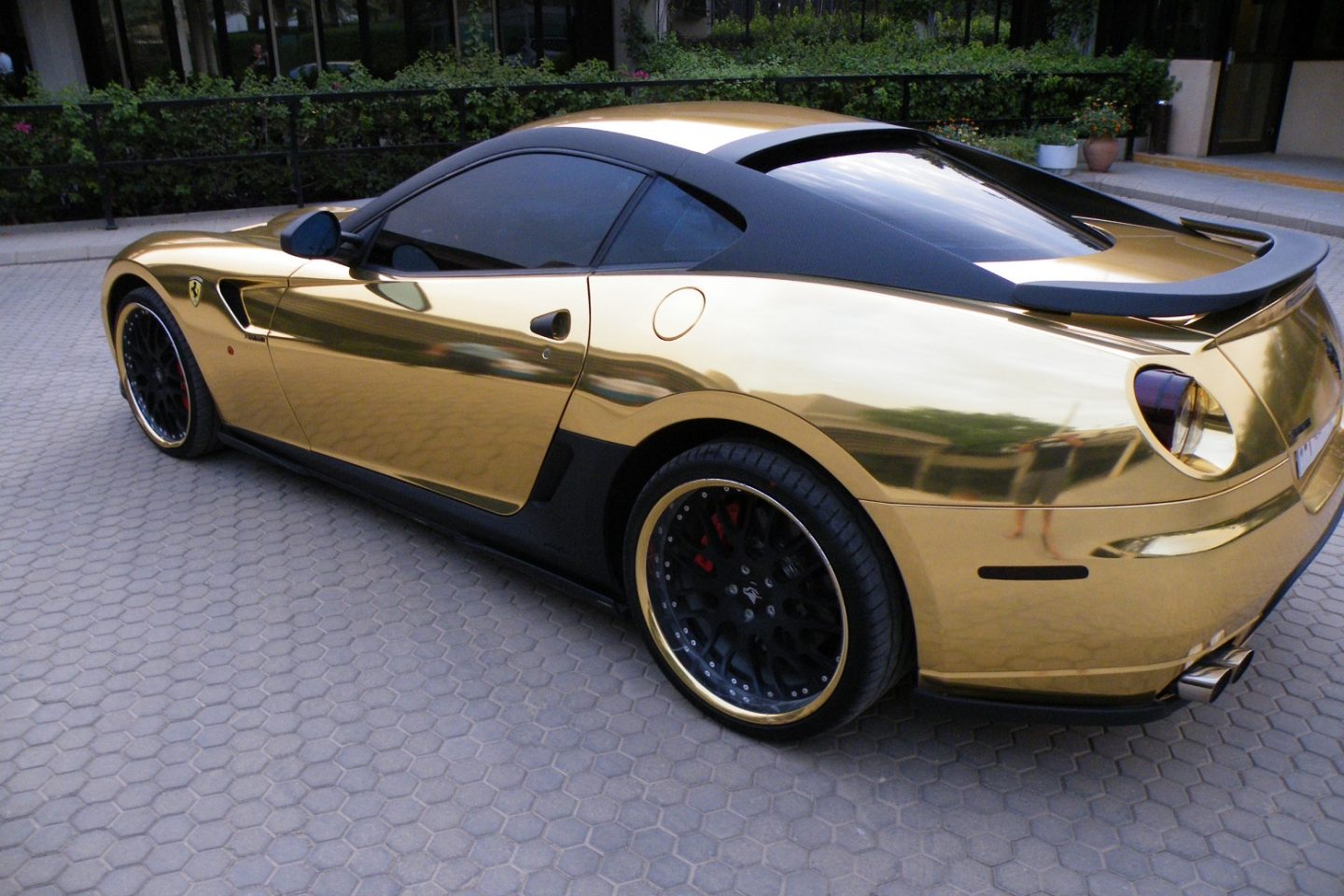 Ferrari dourada, que não é do filho do Lula, estacionada numa das ruas de Riade, na Arábia Saudita. Foto CrowdSpark