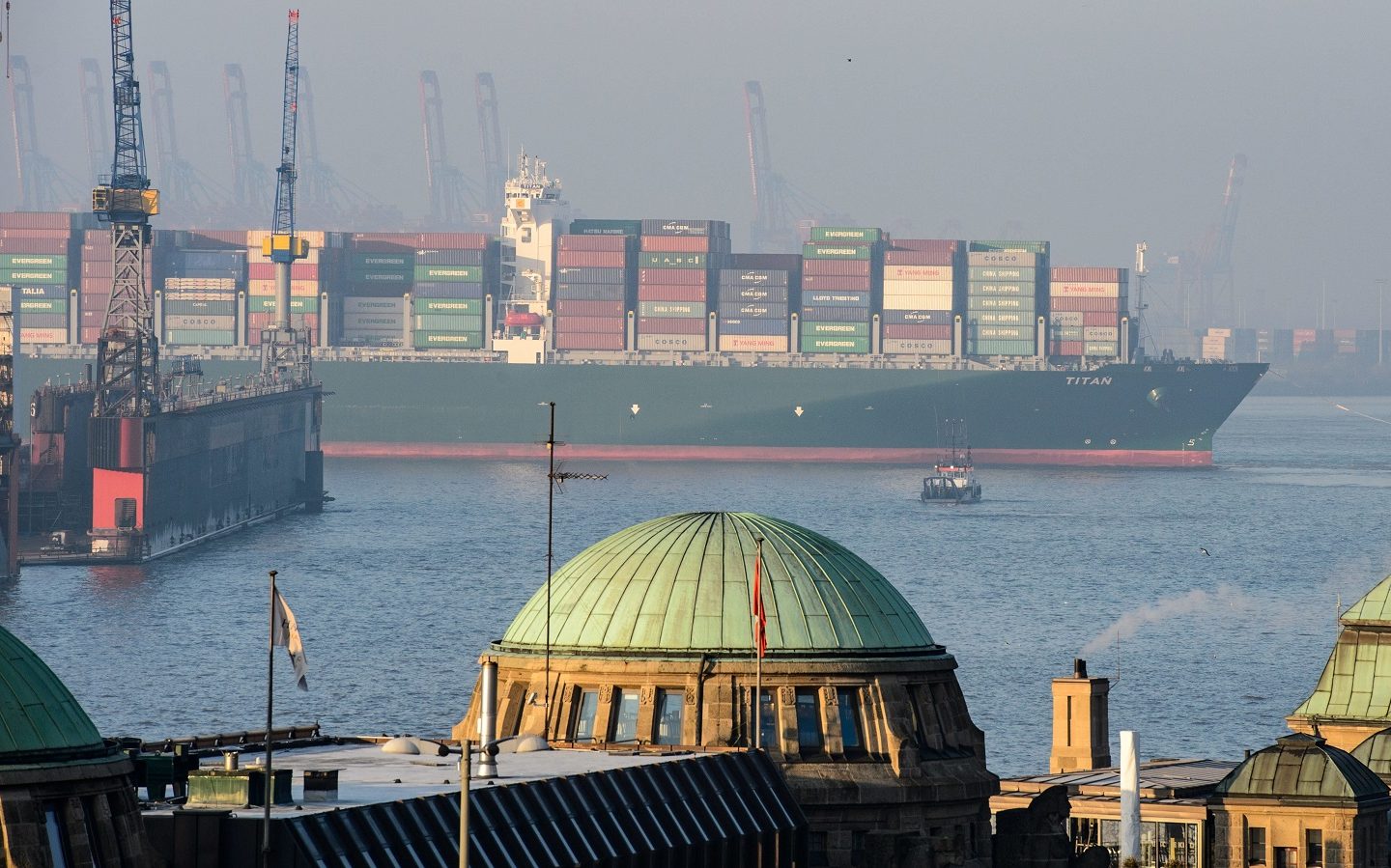 O "Titan", um imenso navio de cargas, chega ao porto de Hamburgo, na Alemanha. Foto Daniel Reinhart/DPA