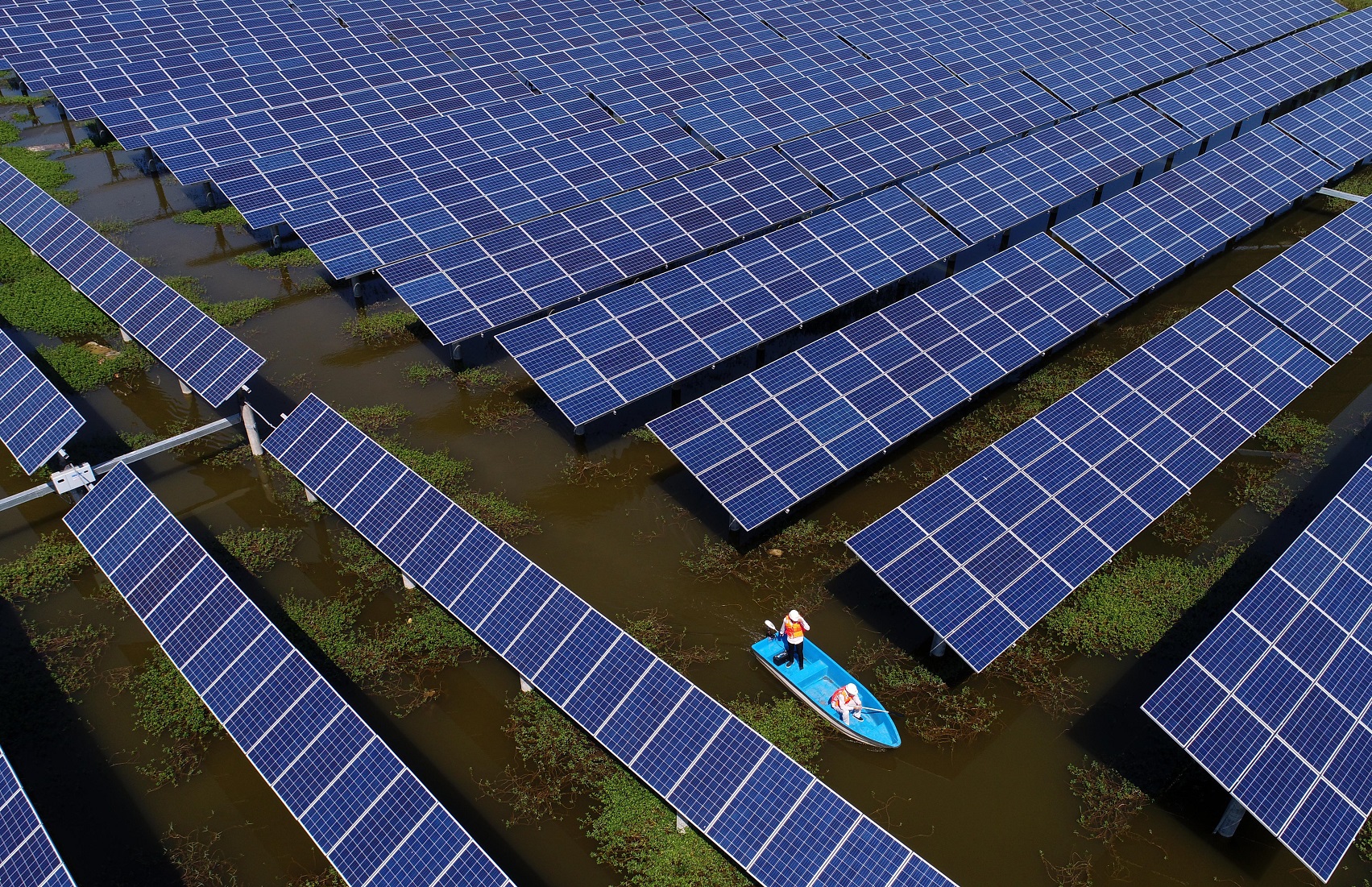 Uma das muitas fazendas de energia solar da China. O país é o líder da produção mundial de energia renovável. Foto Zhou guoqiang / Imaginechina