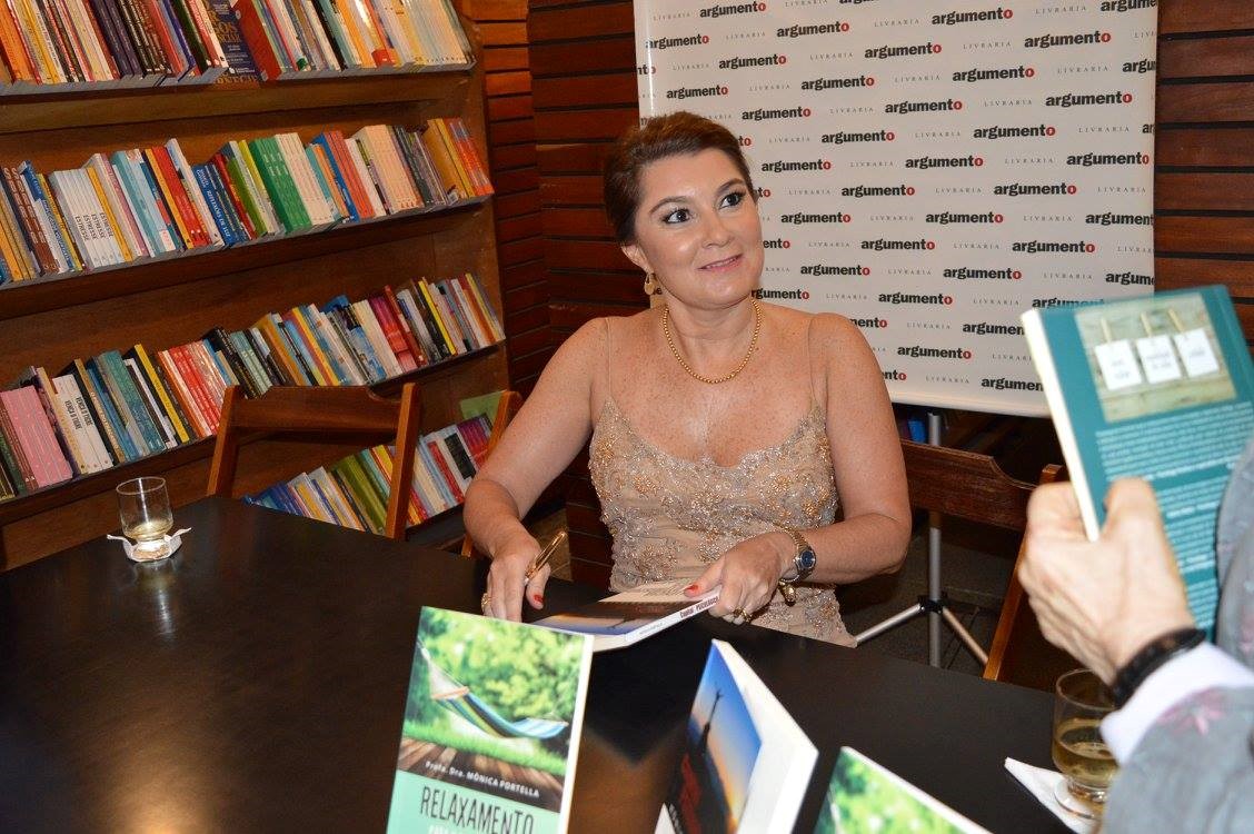 Mônica Portella em noite de autógrafos: "Ao invés de reparar o que vai mal, queremos construir e fortalecer o que vai bem, o que promove a qualidade de vida". Foto: Reprodução/Facebook