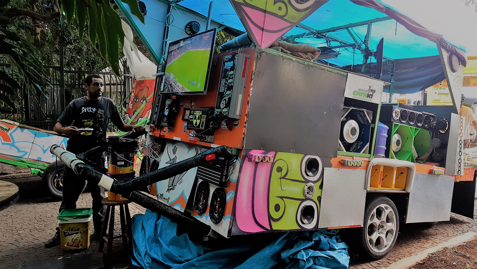 Rodrigo Lucena, na Avenida Paulista, com sua carroça equipada com três aparelhos de TV. Foto Florência Costa 