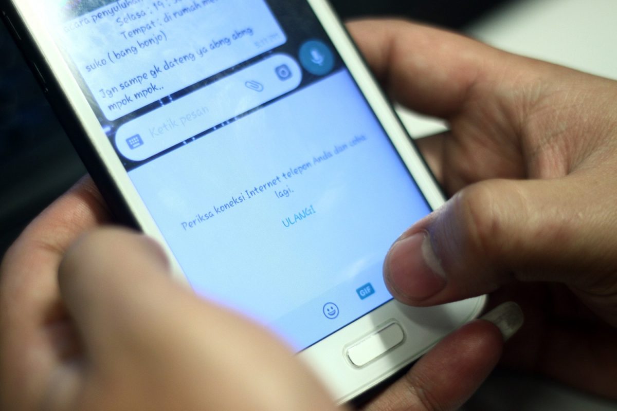 Num grupo de WhatsApp a estupidez de cada um é multiplicada pelo número de participantes e quanto mais bizarra e inacreditável a informação mais rápido ela se propagará. Foto Aditya Irawan/NurPhoto