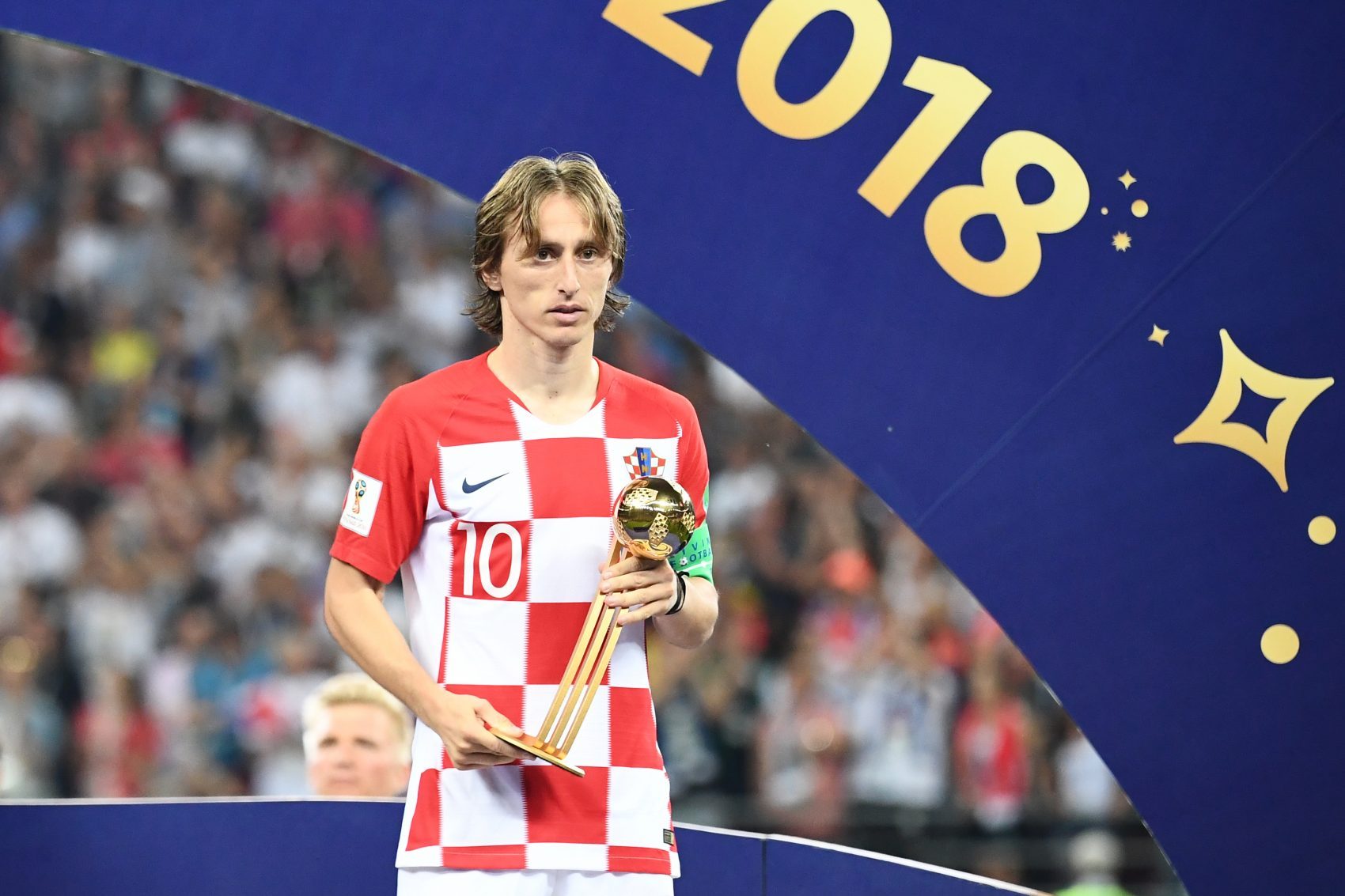 Sem sorriso: Luka Modric recebe a Bola de Ouro após a derrota da Croácia para a França na final (Foto Fifa/AFP)
