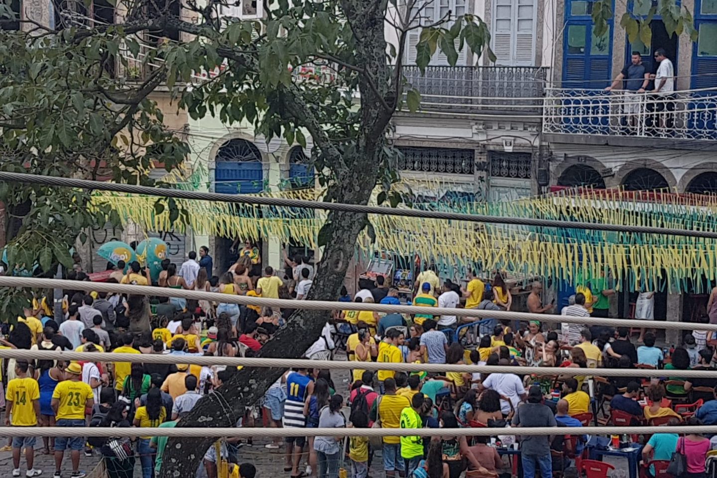 O povo na ruano Largo de São Francisco da Prainha (Foto Oscar Valporto)