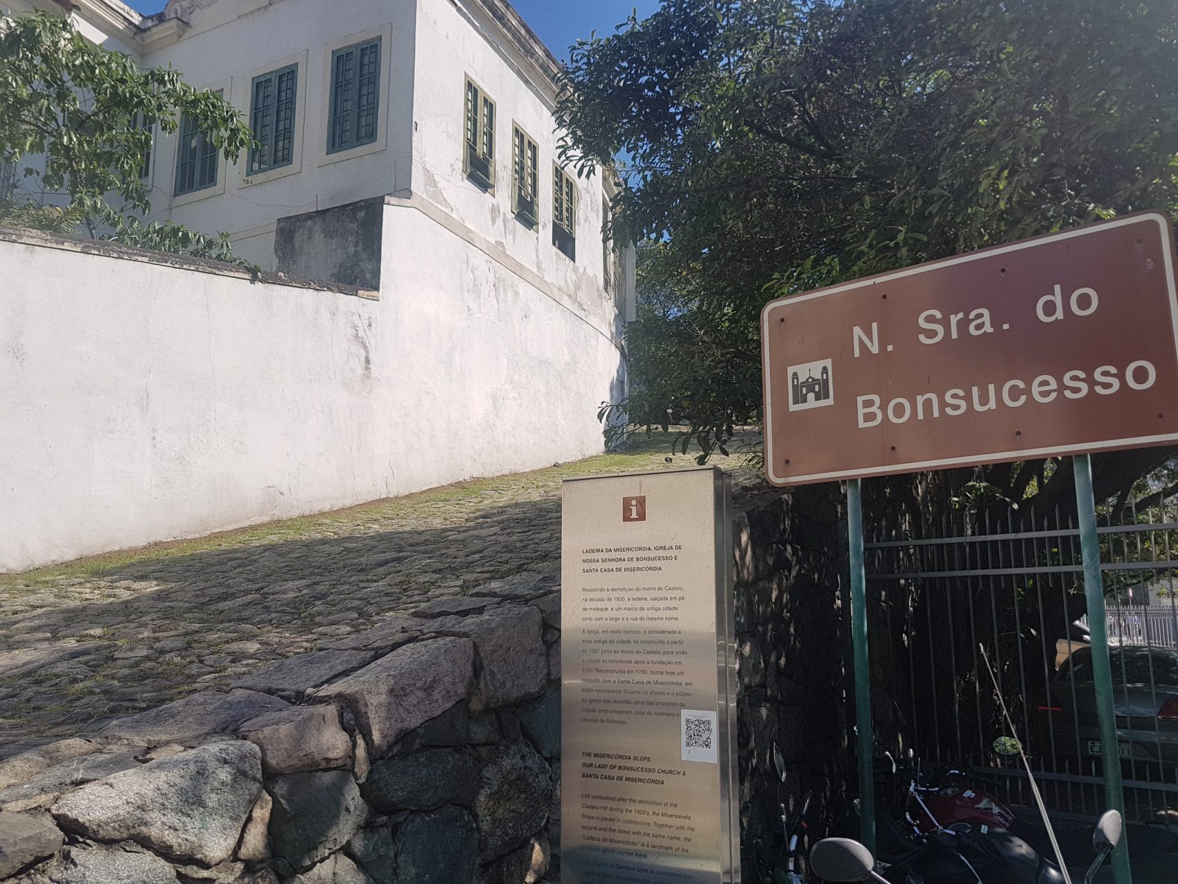 Oscar Valporto Ladeira da Misericórdia: no chão, o que sobrou do passado do Castelo (Foto Oscar Valporto)