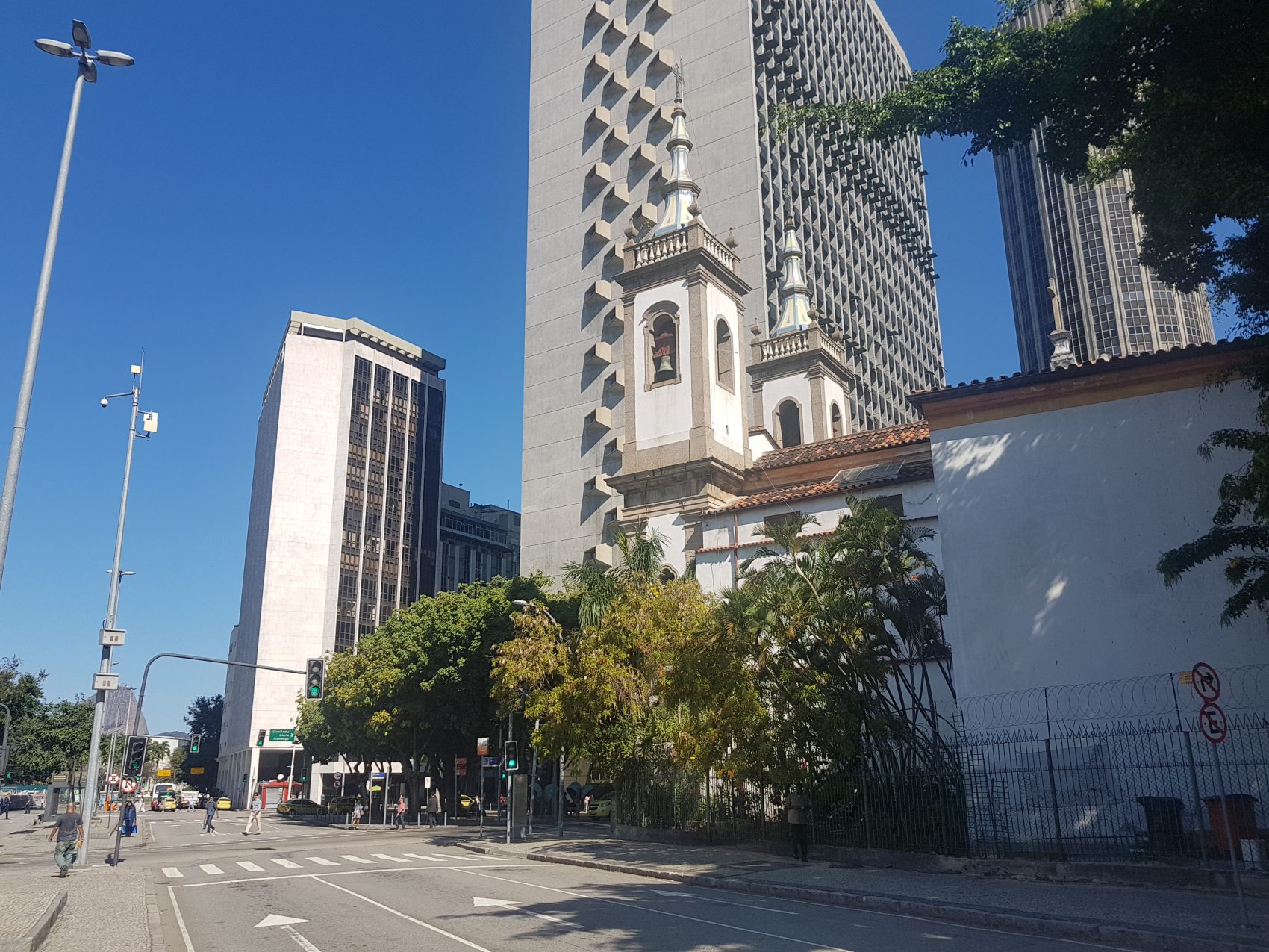 Oscar Valporto Igreja de Santa Luzia cercada de prédios: a construção já foi de frente para o mar (Foto Oscar Valporto)