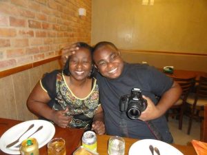 Thiago Campos e sua mãe. Foto Arquivo Pessoal