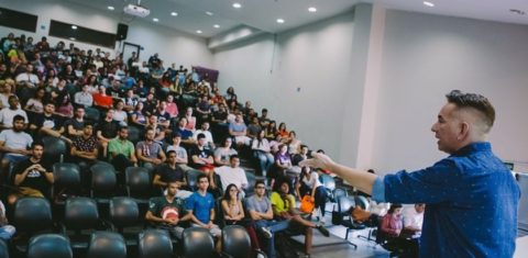 O professor Wander Pereira da Silva, coordenador do curso de Felicidade, dá uma das suas aulas na UnB. Foto JP Rodrigues/Jornal Metrópoles