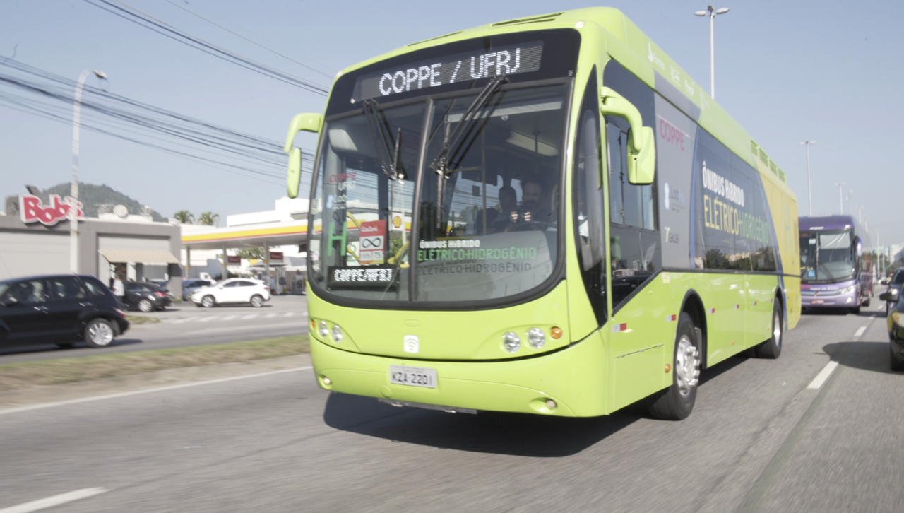 Ônibus híbrido elétrico-hidrogênio desenvolvido pela Coppe circula no Rio com participantes da 22 Conferência Mundial de Energia do Hidrogênio a bordo (Foto Mauricio Souza/Coppe)