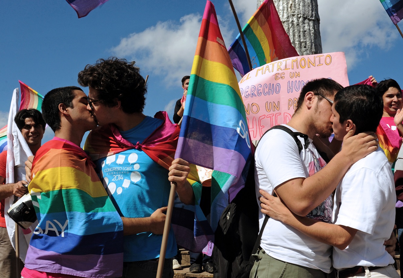 Manifestação em Assunção contra a homofobia e pelos direitos LGBT. O Paraguai aparece na pesquisa como um dos países mais positivos do mundo. Foto Norberto Duarte/AFP
