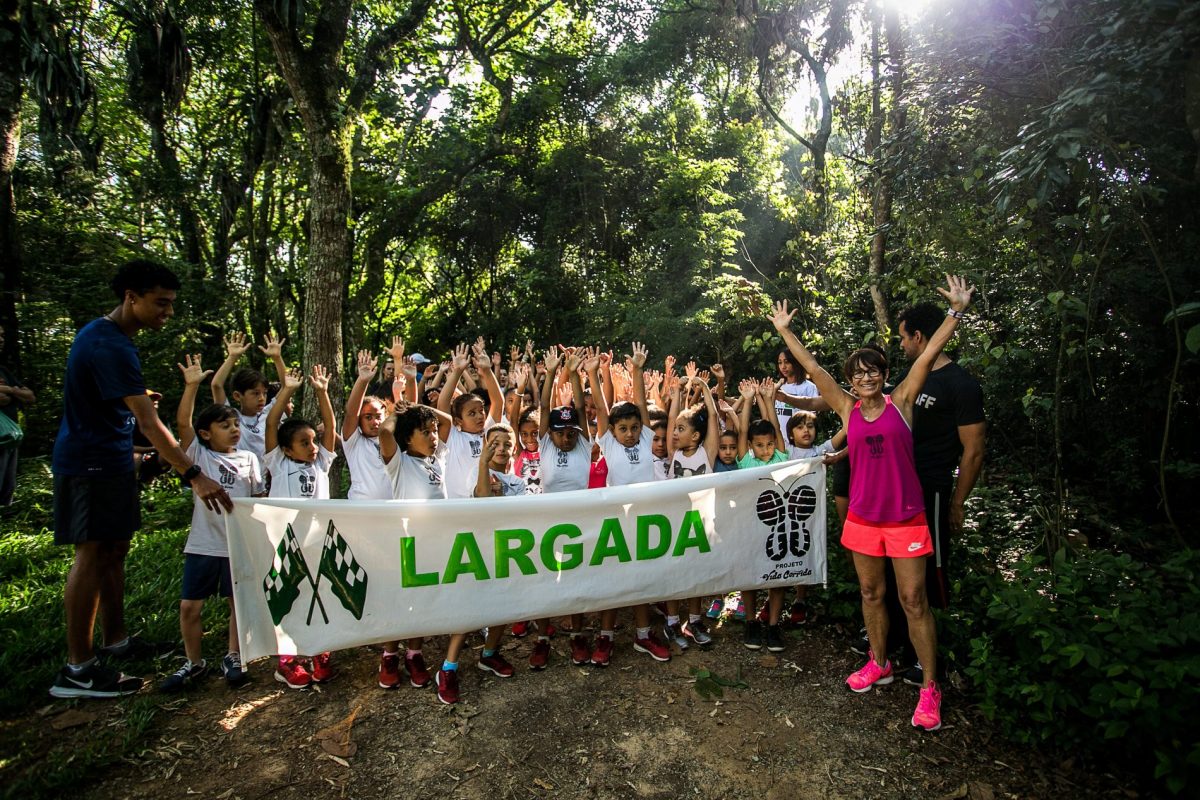 Neide (à direita), com crianças que participam do projeto criado por ela