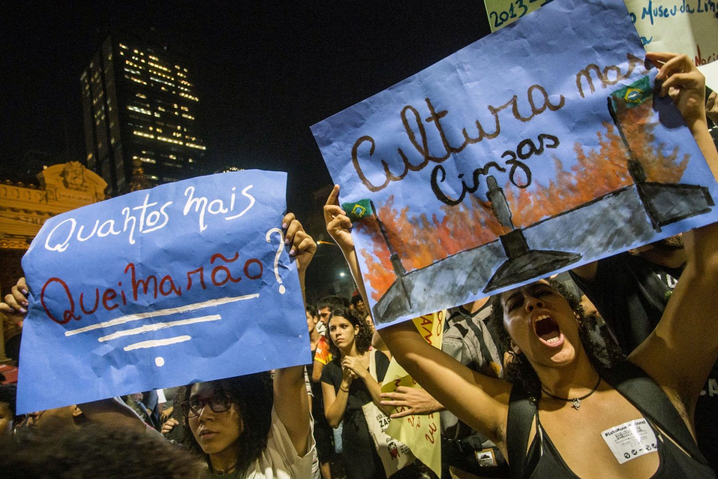Manifestantes protestam no Rio de Janeiro após o incêndio do Museu Nacional (Foto: AFP PHOTO / Daniel Ramalho
