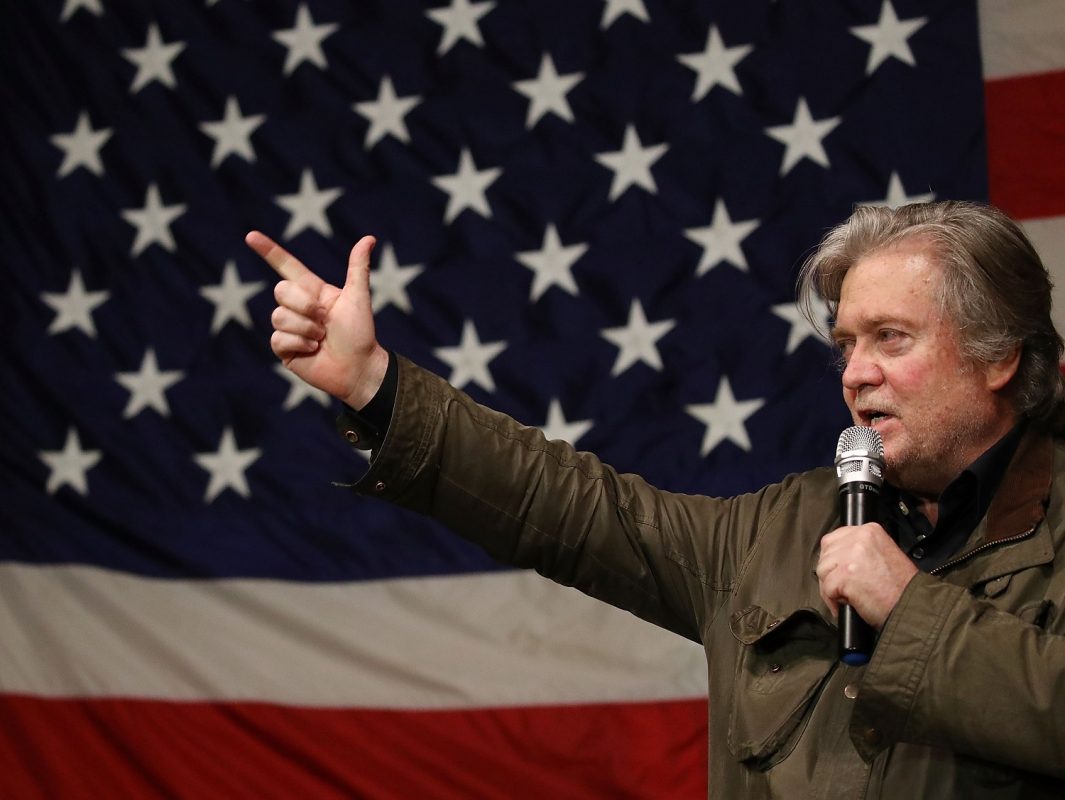 Ex-estrategista de Donald Trump, Steve Bannon elogia Jair Bolsonaro mas nega ter participado da campanha brasileira. Foto Joe Raedle/Getty Images/AFP
