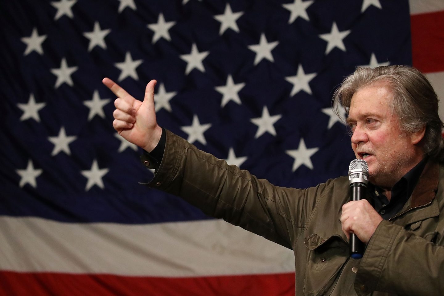 Ex-estrategista de Donald Trump, Steve Bannon elogia Jair Bolsonaro mas nega ter participado da campanha brasileira. Foto Joe Raedle/Getty Images/AFP