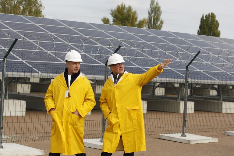 A primeira usina solar de Chernobil fica a 14 quilômetros da antiga usina nuclear. Foto STR/NurPhoto