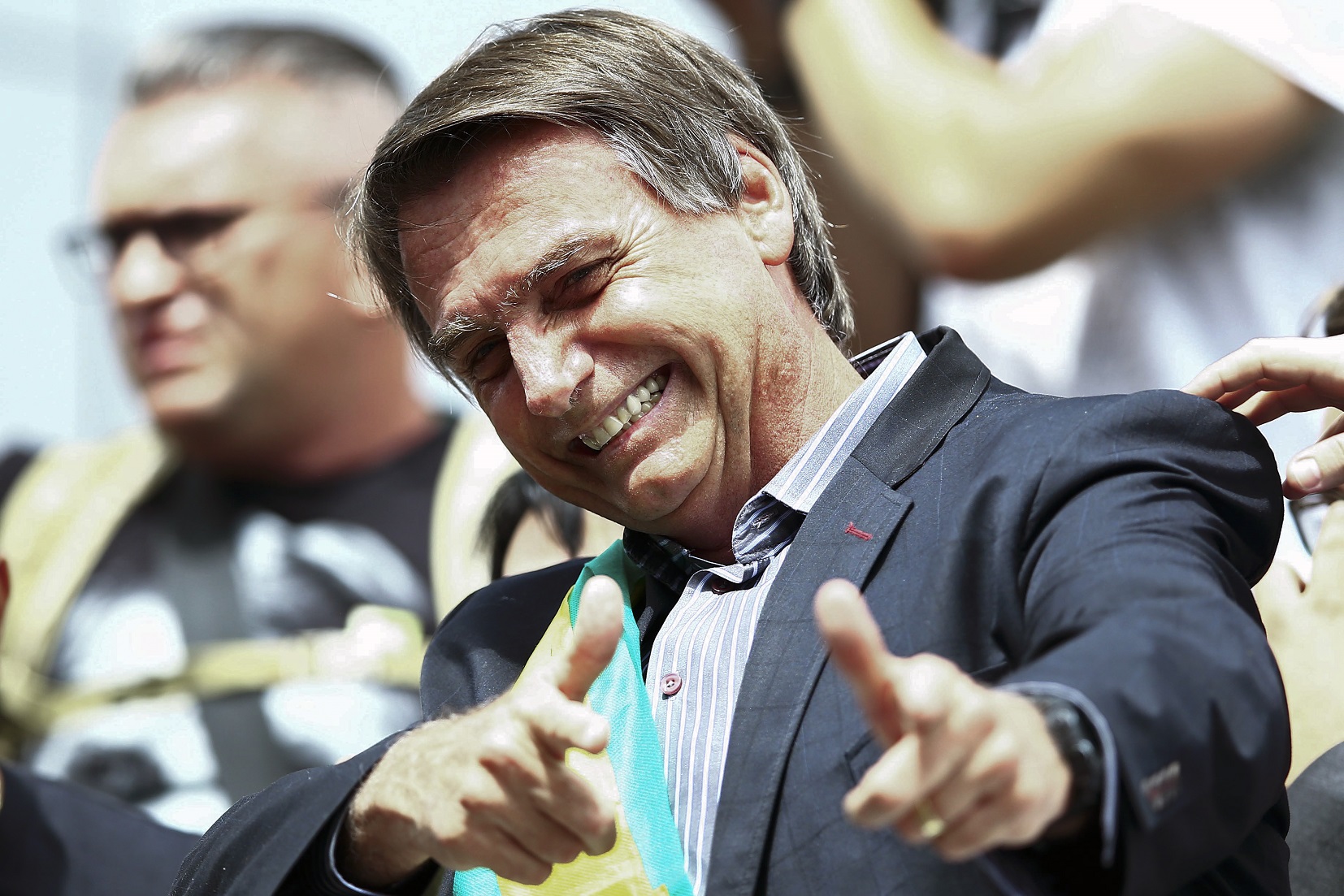 O candidato Jair Bolsonaro simula duas armas com as mãos. Gesto marcou a sua campanha. Foto Heuleer Andrey/AFP