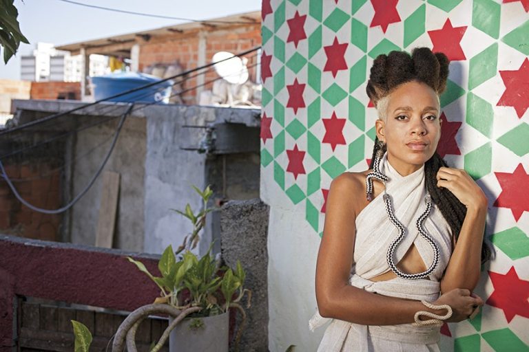 Gabi Monteiro posa para o livro Potência Popular Carioca. Foto: Divulgação