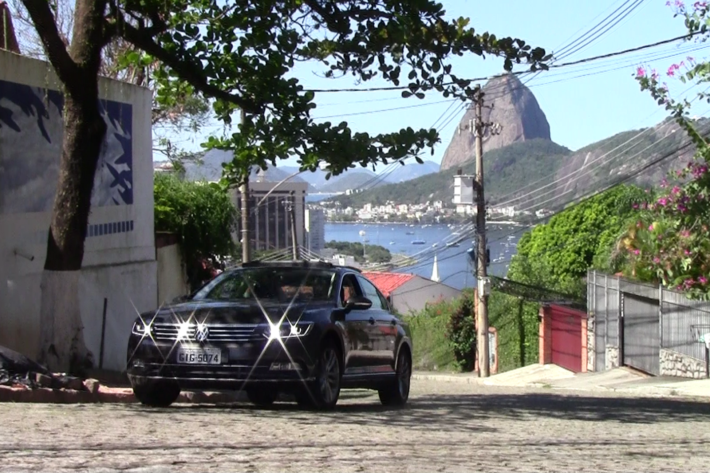 O VW Passat 2018 já pode ser visto nas ruas do Rio. Ele estaciona sozinha e controla a distância do carro da frente. Foto Divulgação