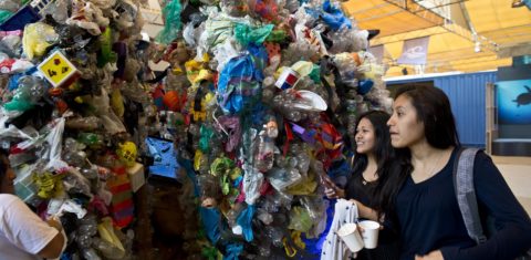 Instalação feita para a COP-20, no Peru, mostra o impacto do lixo plástico jogado nos oceanos. Foto Martin Bernetti/AFP