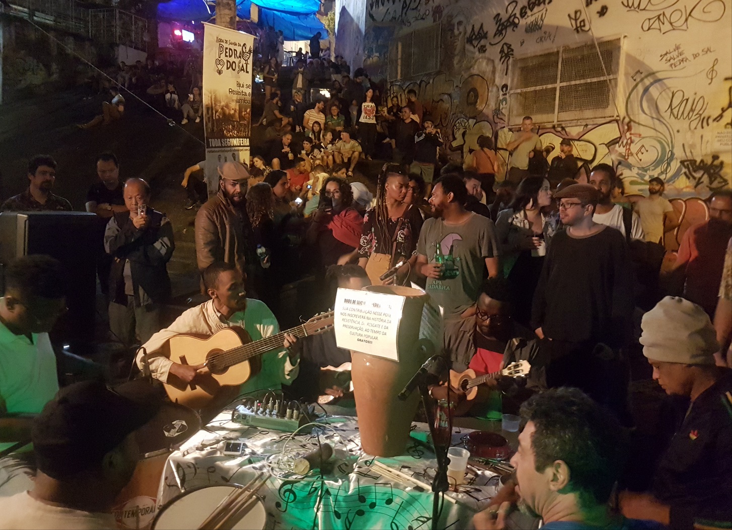 O pouco caso com a região não impede que, a cada segunda-feira, a Pedra do Sal fique tomada de gente que gosta de samba e história, registra nos muros as imagens de Zumbi e Marielle e fala de amor, memória e resistência. Foto Oscar Valporto