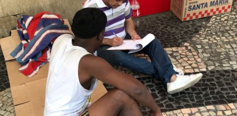 O escritório de Direito é a calçada (Foto: divulgação)
