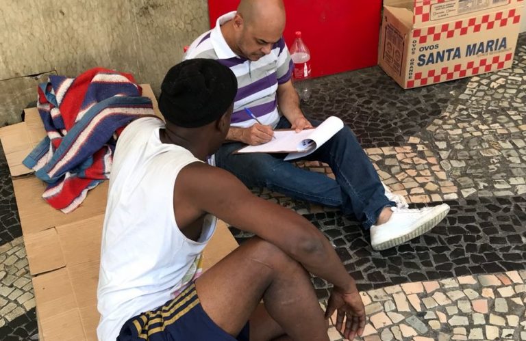 O escritório de Direito é a calçada (Foto: divulgação)