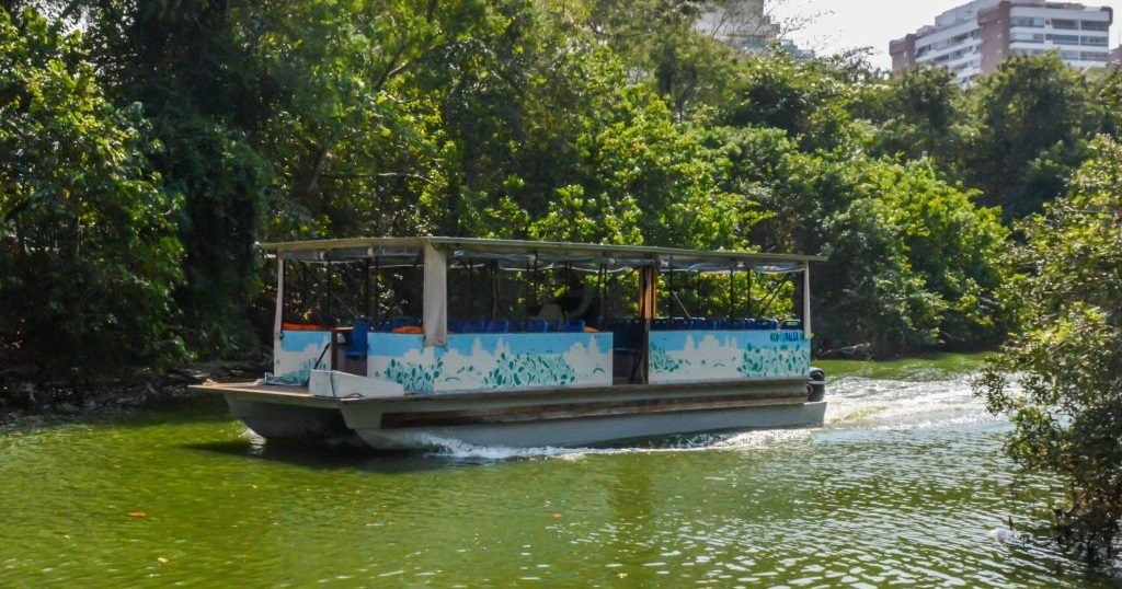 Foto Divulgação Barca na Lagoa de Marapendi, na Barra da Tijuca: transporte precário. Foto Divulgação