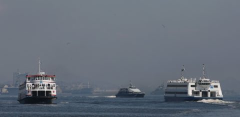 O transporte por barcas na Baía de Guanabara remonta ao século XVIII, mas está longe de atender à demanda da região metropolitana do Rio. Foto Domingos Peixoto/Agência O Globo