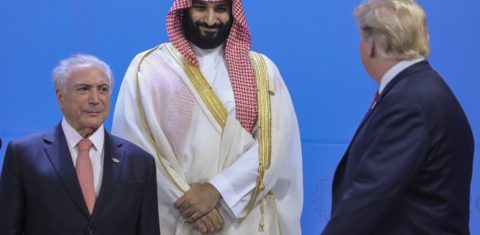 O presidente Michel Temer, ao lado do príncipe herdeiro da Arábia Saudita, Mohamed bin Salman, saúda o presidente americano Donald Trump. Foto Ludovic Marin/AFP
