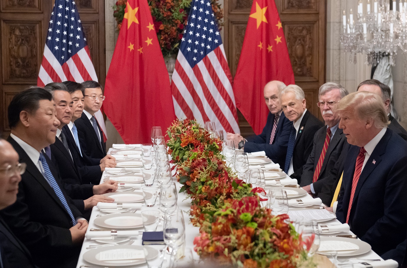 Foto Saul Loeb/AFP Os presidentes Donald Trump e Xi Jinping, com suas respectivas equipes, reunidos em um jantar fechado durante o encontro do G20. Foto Saul Loeb/AFP