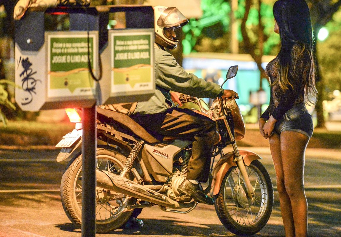 Prostituta conversa com cliente em Belo Horizonte (Foto: VANDERLEI ALMEIDA / AFP)