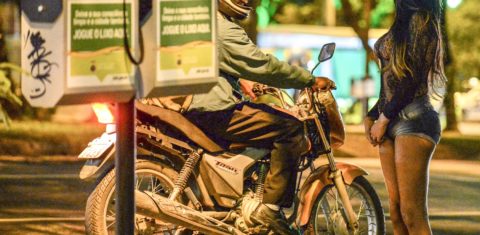 Prostituta conversa com cliente em Belo Horizonte (Foto: VANDERLEI ALMEIDA / AFP)