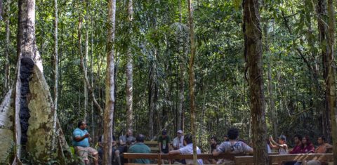 oberto Brito, ex -madeireiro que agora trabalha com turismo comunitário, fala para jornalistas participantes do 13º Enecob sobre a Comunidade Tumbira, na RDS do Rio Negro (Foto: Marizilda Cruppe)