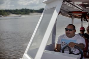 Roberto Brito, ex-madeireiro que trabalha com turismo de base comunitária, leva os participantes do 13º Enecob até a comunidade Três Unidos, no rio Cuieiras. (Foto: Marizilda Cruppe)