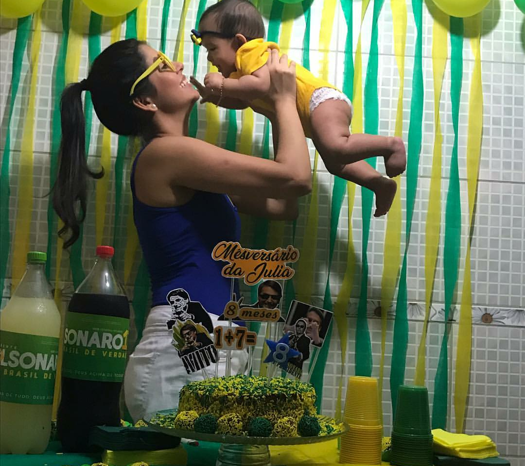 A biomédica Juliana Castro preparou a festa Bolsonaro para a filha de 8 meses (Foto: Arquivo pessoal)