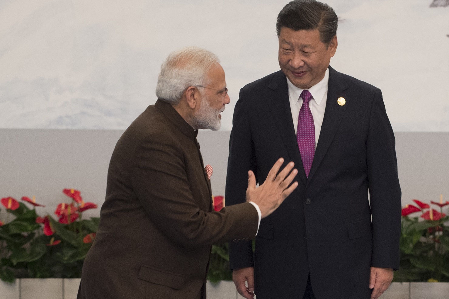 Foto Fred Dufour O presidente chinês, Xi Jinping, do lado direito, recebe o primeiro-ministro da Índia, Narendra Modi. Foto Fred Dufour