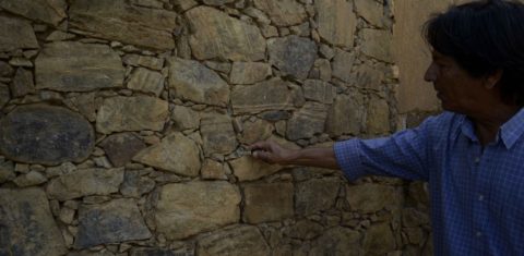 Esmeraldo Teixeira, o Nego, mostra um dos muros de Bom Jesus da Serra feito com amianto. A prática se repetiu em quase toda a cidade. Foto: Inácio Teixeira/Coperphoto