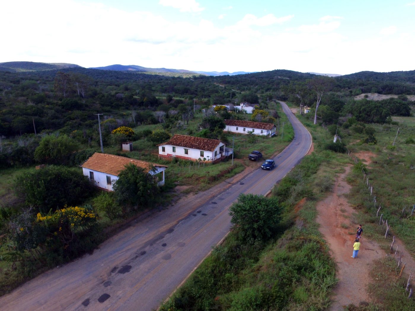 A BA 640, estrada que liga Bom Jesus da Serra a Poções, é pavimentada com rejeito de amianto (Foto: Inácio Teixeira/Coperphoto)
