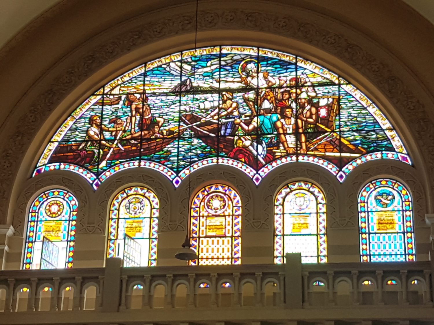 Na igreja de São Sebatião, vitral mostra a batalha que fez dos portugueses o donos da cidade (Foto Oscar Valporto)