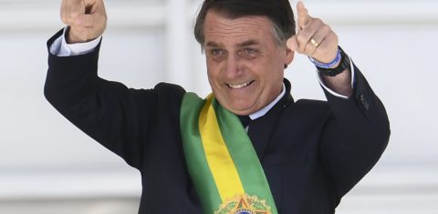 Jair Bolsonaro acena para o público após receber a faixa presidencial. Foto Evaristo Sá/AFP